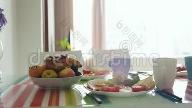 早上早餐桌上有花束，盘子里有<strong>水果</strong>。 3840x2160